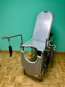 Table d'examen gynécologique ancienne en métal, avec étriers et sangles de contention